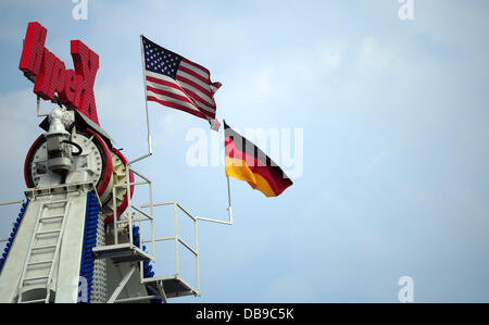 Berlino, Germania. 26 Luglio, 2013. Tedesco e noi le bandiere sono presenti in corrispondenza di una corsa di divertimenti sulla fiera della 53 tedesco-US American Folk Festival di Berlino, Germania, 26 luglio 2013. Il festival è stato inaugurato il 26 luglio 2013 e durerà fino al 18 agosto. Foto: Daniel Reinhardt/dpa/Alamy Live News Foto Stock