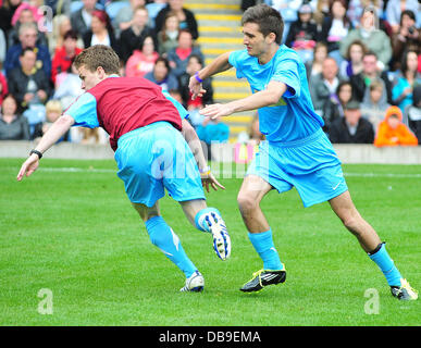 Tom Parker dalla fascia voluto la celebrità Soccer torneo Sei tenuto a Turf Moor stadium Burnley, Inghilterra - 05.06.11 Foto Stock