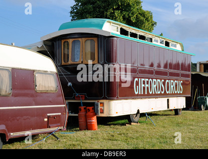 Giffords Circus dipinto carri tradizionali Foto Stock