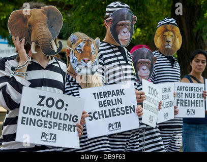 Berlino, Germania. 26 Luglio, 2013. Gli attivisti animale dell'organizzazione Peta esigere la chiusura di zoo Friedrichsfelde a Berlino, Germania, 26 luglio 2013. I diritti degli animali organizzazione Peta ha accresciuto la consapevolezza per il modo improprio gli animali sono tenuti presso lo zoo. Foto: OLE SPATA/dpa/Alamy Live News Foto Stock