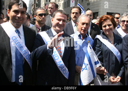 Il ministro israeliano degli affari pubblici e della diplomazia Yuli Edelstein, Sindaco Michael Bloomberg, City Council speaker Christine Quinn Israele sfilata per commemorare il 63 anniversario dello Stato di Israele con la nuova band di New York City, Stati Uniti d'America - 04.06.11 Foto Stock