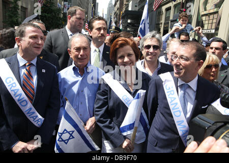 Il ministro israeliano degli affari pubblici e della diplomazia Yuli Edelstein, Sindaco Michael Bloomberg, City Council speaker Christine Quinn Israele sfilata per commemorare il 63 anniversario dello Stato di Israele con la nuova band di New York City, Stati Uniti d'America - 04.06.11 Foto Stock