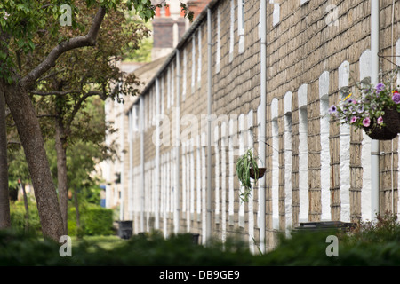 Una fila di storico GWR ex ferrovia case legato su una strada del villaggio ferroviario di Swindon, Wiltshire, Regno Unito. Foto Stock