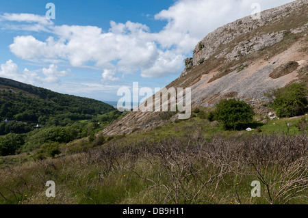 Rhyd y foel nel Galles del Nord vista di Pen y Corddyn Mawr hill, sito di Roman Fort. Foto Stock