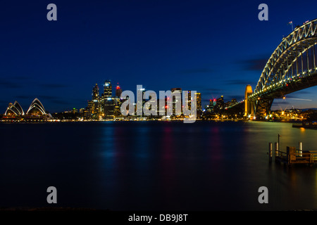 Skyline di Sydney che include l'Opera House, Città e Harbour Bridge Foto Stock