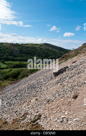 Rhyd y foel nel Galles del Nord vista di Pen y Corddyn Mawr hill, sito di Roman Fort. Foto Stock