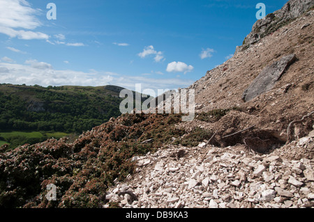 Rhyd y foel nel Galles del Nord vista di Pen y Corddyn Mawr hill, sito di Roman Fort. Foto Stock