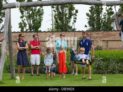 Palazzo Grasten, Danimarca. 26 Luglio, 2013. Pfeil e Klein-Ellguth, la Contessa Alexandra, il Principe Joachim Principe Felix e il Principe ereditario Frederik (indietro, L-R) Principessa Josephine, Principessa Isabella (dietro di lei), la Contessa Ingrid e il Principe Vincent di Danimarca rappresentano per i media a Grasten Palace (Danimarca). 26 Luglio, 2013. La principessa Maria (retro, L-R), Jefferson conte di Pfeil e Klein-Ellguth, la Contessa Alexandra, il Principe Joachim Principe Felix e il Principe ereditario Frederik (indietro, L-R) Principessa Josephine, Principessa Isabella (dietro di lei), la Contessa Ingrid e il Principe Vincent di Danimarca rappresentano per i media a ... Foto Stock