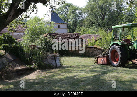 Un tradizionale pigeonnier e un vecchio trattore nella frazione di La Contie, , parte del comune di Najac, Aveyron, Occitanie, Francia Foto Stock