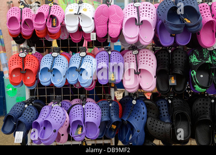 Plastica scarpe Croc sul display CROMER Inghilterra Norfolk Foto Stock