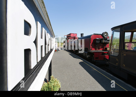 Welsh Highland Railway, Galles. Vista pittoresca di una locomotiva a vapore a Rhyd Ddu stazione ferroviaria. Foto Stock