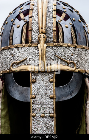 Anglo-Saxon replica casco indossato dal soldato Foto Stock