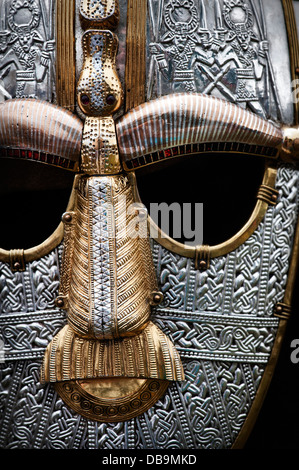 Anglo-Saxon replica casco indossato dal soldato Foto Stock