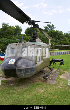 UH-1 Huey elicottero al Vietnam campo base presentano a Patriot punto, Mount Pleasant, Carolina del Sud Foto Stock