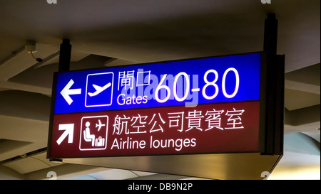 I cancelli e le compagnie aeree salotti segni in aeroporto di Hong Kong Foto Stock