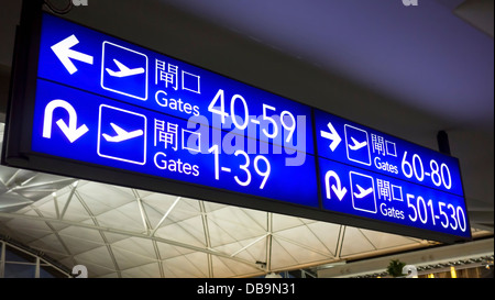 Cancelli d'imbarco segni in aeroporto di Hong Kong Foto Stock