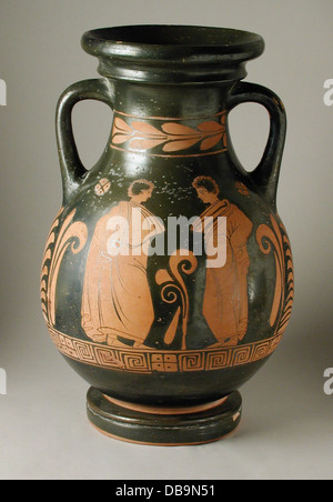 Questo antico Pelike greco presenta due scene: Una raffigurante una donna con una giovinezza, e le altre due giovani. Le scene sono dipinte in stile a figura rossa, tipico della ceramica greca del periodo. L'opera esemplifica le tecniche e i temi comuni nell'arte ceramica greca. Foto Stock