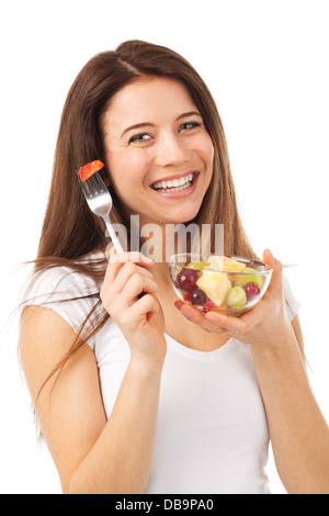 Ritratto di una donna bellissima mangiare frutta, isolato su bianco Foto Stock