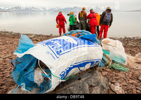 I turisti raccogliere rifiuti plastici su una spiaggia remota nel nord Svalbard, solo circa 600 miglia dal Polo Nord. Foto Stock