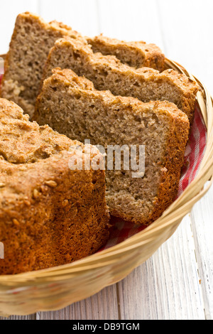 In casa a fette di pane integrale Foto Stock