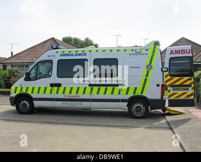 A St John Ambulance Service durante il trasporto del paziente il veicolo in modalità di chiamata in attesa per un paziente a intraprendere o raccogliere Foto Stock