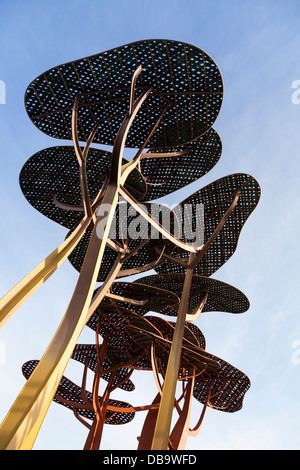 Sotto il grande albero di pino sclupture sul lungomare di La Pineda Foto Stock