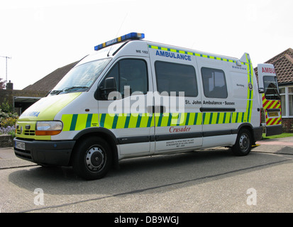 A St John Ambulance Service durante il trasporto del paziente il veicolo in modalità di chiamata in attesa per un paziente a intraprendere o raccogliere Foto Stock