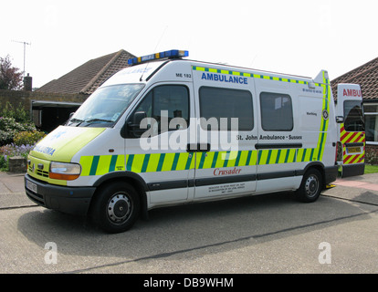 A St John Ambulance Service durante il trasporto del paziente il veicolo in modalità di chiamata in attesa per un paziente a intraprendere o raccogliere Foto Stock