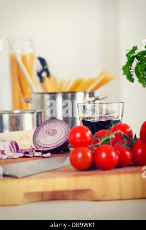 Retrò immagine stilizzata della pasta e gli ingredienti su un banco di cucina Foto Stock