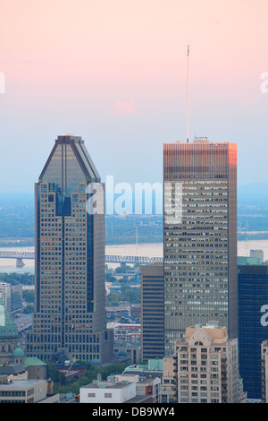 La città di Montreal skyline al tramonto visto dal Mont Royal con urban grattacieli. Foto Stock