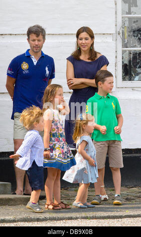 Palazzo Grasten, Danimarca. 26 Luglio, 2013. Famiglia Reale danese a guardare il cambio della guardia al Castello di Graasten foto: Albert Nieboer//dpa Credito: dpa picture alliance/Alamy Live News Foto Stock