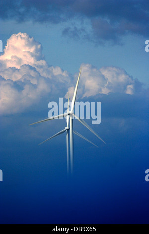 Due turbine eoliche con pale sincronizzato a Graveley Cambridgeshire Foto Stock