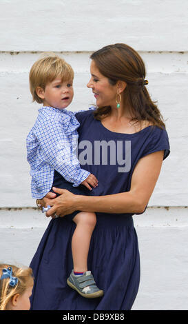 Palazzo Grasten, Danimarca. 26 Luglio, 2013. La principessa Maria e il Principe Vincent di Danimarca guarda il cambio della guardia al Castello di Graasten (Danimarca), 26 luglio 2013. Foto: Albert Nieboer//dpa Credito: dpa picture alliance/Alamy Live News Foto Stock