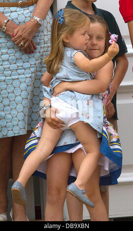 Palazzo Grasten, Danimarca. 26 Luglio, 2013. Famiglia Reale danese a guardare il cambio della guardia al Castello di Graasten foto: Albert Nieboer//dpa Credito: dpa picture alliance/Alamy Live News Foto Stock