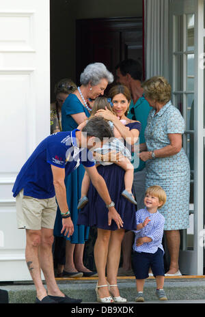 Palazzo Grasten, Danimarca. 26 Luglio, 2013. La famiglia reale danese guarda il cambio della guardia al Castello di Graasten (Danimarca), 26 luglio 2013. Foto: Albert Nieboer//dpa Credito: dpa picture alliance/Alamy Live News Foto Stock