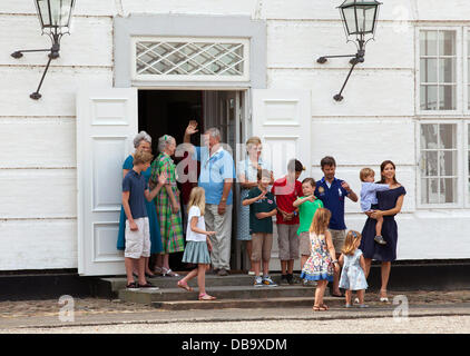 Palazzo Grasten, Danimarca. 26 Luglio, 2013. La famiglia reale danese guarda il cambio della guardia al Castello di Graasten (Danimarca), 26 luglio 2013. Foto: Albert Nieboer//dpa Credito: dpa picture alliance/Alamy Live News Foto Stock