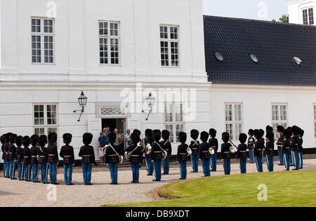 Palazzo Grasten, Danimarca. 26 Luglio, 2013. La famiglia reale danese guarda il cambio della guardia al Castello di Graasten (Danimarca), 26 luglio 2013. Foto: Albert Nieboer//dpa Credito: dpa picture alliance/Alamy Live News Foto Stock