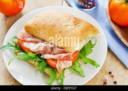 Prosciutto di Olive Ciabatta con sandwich a razzo Foto Stock