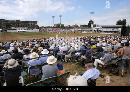 Hove Regno Unito 26 luglio 2013 - una casa piena di orologi Sussex contro l'Australia a Hove County Ground oggi Foto Stock