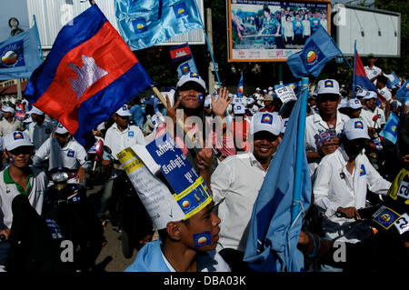 Phnom Penh, Cambogia, il 26 luglio 2013. 10 di migliaia di sostenitori di Sam Rainsy, che indossano cappelli del CNRP, bloccano le strade di Phnom Penh durante un raduno motociclistico per la sua elezione. Sam Rainsy è in auto-esilio in Francia dal 2009. Gli fu concesso il perdono reale dal re di Cambogia e tornò in Cambogia il 19 luglio 2013. Crediti: Kraig Lieb / Alamy Live News Foto Stock