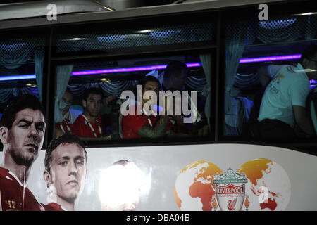 Bangkok, Tailandia. Il 25 luglio 2013. Liverpool FC giocatori su un bus dopo l'arrivo. Liverpool FC arriva a Don Mueang aeroporto di Bangkok, come sono programmati per giocare a calcio amichevole contro la Thailandia il 28 Luglio come parte del team pre-stagione tour. Credito: Piti un Sahakorn/Alamy Live News Foto Stock