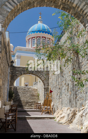 Syros incorniciato viste le cupole blu chiesa di St. Nikolas, Ermoupoli, Syros Island, Cicladi Grecia Foto Stock