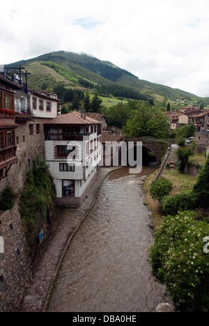 Spagna Cantabria; Fiume Deva E PONTE A POTES Foto Stock