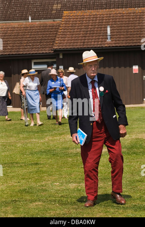 Uomo che indossa pantaloni rossi cappello di paglia Panama e blazer blu in occasione di eventi di campagna. Peterborough Inghilterra anni '2013 2010 Regno Unito HOMER SYKES Foto Stock