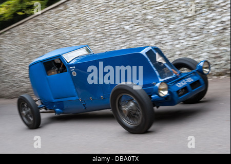 Chichester, Regno Unito - Luglio 2013: Renault 40CV 'Monthlhery Coupe' passa il muro di pietra focaia in azione al Festival di Goodwood di velocità sul Foto Stock