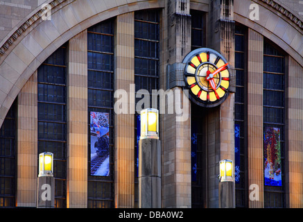Una facciata di edificio e un orologio con le luci esterne si comincia ad accendersi, Cincinnati in Ohio USA Foto Stock
