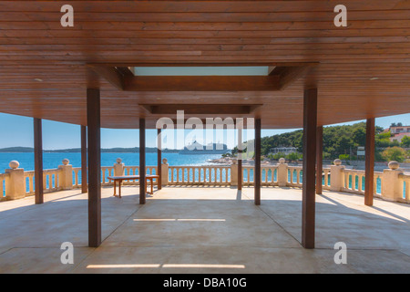 Vista di una nave da crociera si vede vicino l'isola di Marinkovac al largo della costa di Hvar, Croazia nel mare adriatico Foto Stock