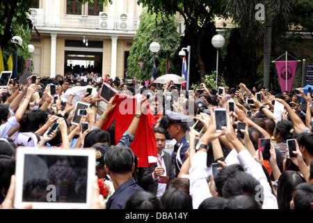 Bangkok, Tailandia. Il 26 luglio 2013. Migliaia di Liverpool FC tifosi durante Steven Gerrard arrivo in ospedale Siriraj . Liverpool FC arriva a Bangkok, come sono programmati per giocare a calcio amichevole contro la Thailandia il 28 Luglio come parte del team pre-stagione tour. Credito: Piti un Sahakorn/Alamy Live News Foto Stock