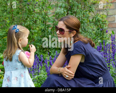 Palazzo Grasten, Danimarca. 26 Luglio, 2013. La Principessa Maria e la principessa Giuseppina di Danimarca rappresentano per i media presso le photosession annuale presso il castello di Graasten foto: Albert Nieboer/dpa Credito: dpa picture alliance/Alamy Live News Foto Stock