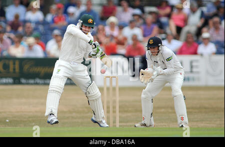 Hove Regno Unito 26 luglio 2013 - battitore australiano Phil Hughes gioca un colpo guardato da Sussex wicketkeeper Callum Jackson a Hove County Ground oggi Foto Stock